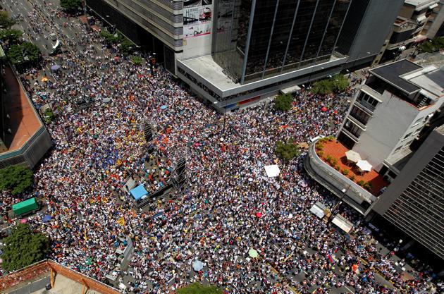 People participate in an opposition rally in Caracas, Venezuela, April 8, 2017. (Christian Veron / REUTERS)