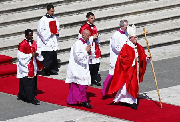 Pope Francis leads the Palm Sunday Mass in Saint Peter's Square at the Vatican. (Tony Gentile / REUTERS)