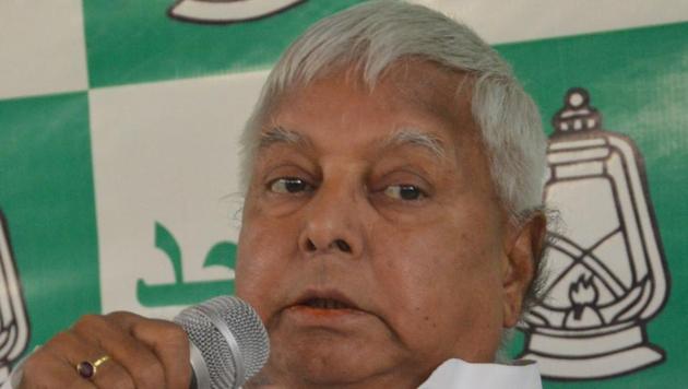 Rashtriya Janata Dal president Lalu Prasad addressing a press conference in Patna on Sunday.(AP Dube/HT photo)