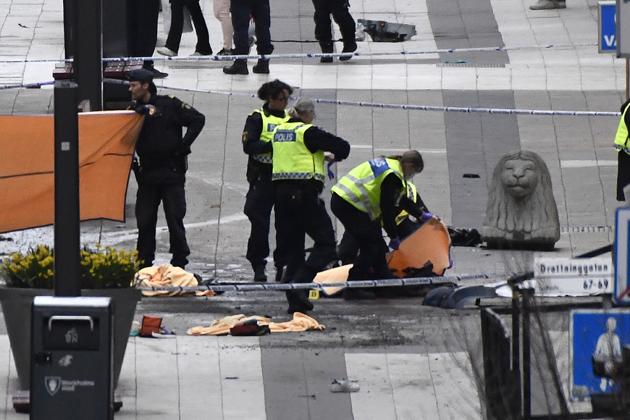 Emergency services work at the scene where a truck crashed into the Ahlens department store at Drottninggatan in central Stockholm, April 7, 2017. (Jonathan NACKSTRAND / AFP)
