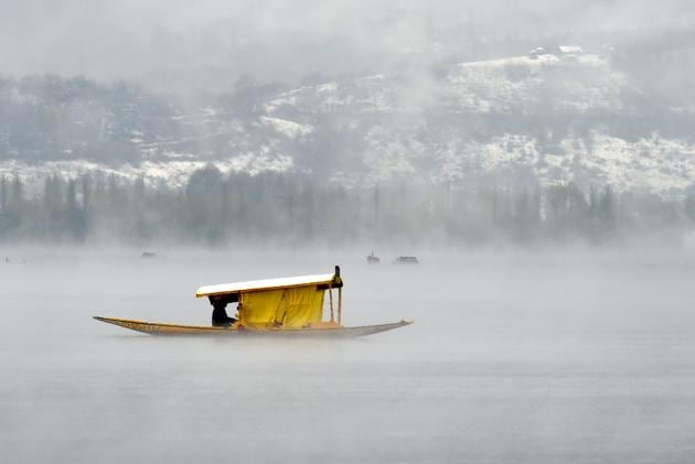 Kashmiri boatmen paddle a shikara across Dal Lake amid dense fog following rainfall in Srinagar on April 6, 2017. The Srinagar-Jammu National Highway was closed after landslides on April 6, and schools in the Kashmir Valley have been closed until April 9, following rain and fresh snowfall. (Tauseef MUSTAFA / AFP)