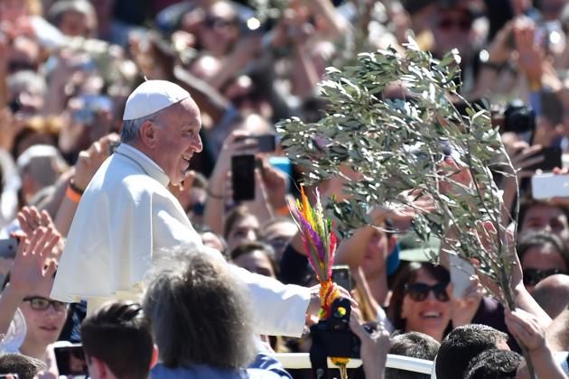 Pope Francis greets the crowd at the end of the Palm Sunday mass. (Alberto PIZZOLI / AFP)