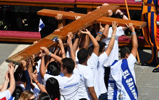 Young people from Panama carry a wooden cross as Panama will host the 2017 World Youth Day, during the Palm Sunday mass. (Vincenzo PINTO / AFP)