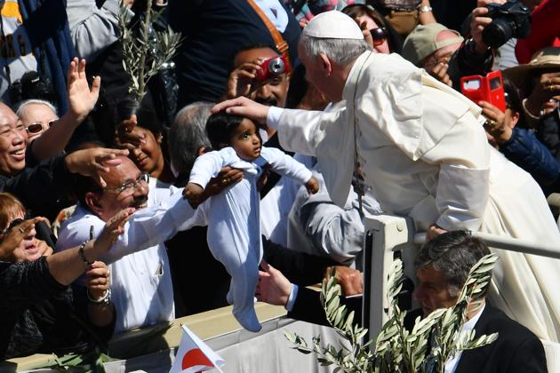 Pope Francis blesses a child at the end of the Palm Sunday mass, on April 9, 2017 at St Peter's square in Vatican. (Vincenzo PINTO / AFP)
