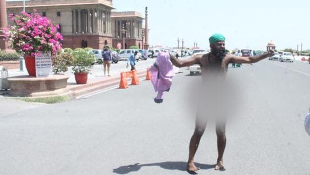 Protesting farmers stripped, shouted slogans and rolled on the road chanting ’Shiva’(HT Photo)
