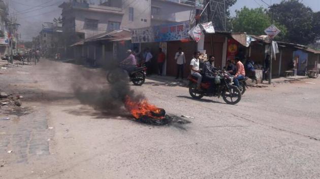Protestors burning tyres after communal tension gripped north eastern Bihar town of Forbesganj on Monday.(HT photo)