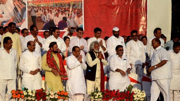 NCP chief Sharad Pawar greets opposition leaders on the final day of phase one of the Sangharsh Yatra at Panvel.(Bachchan Kumar)