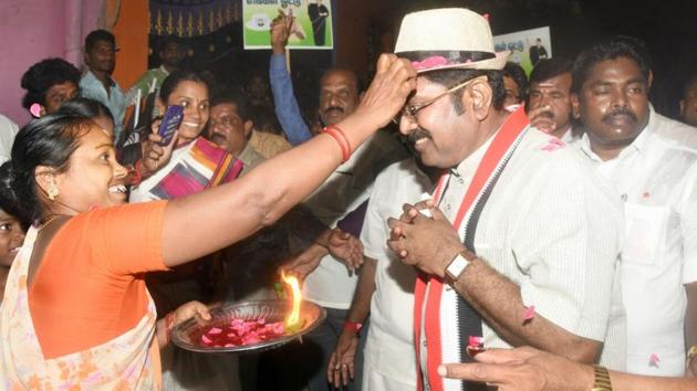AIADMK’s Sasikala faction candidate TTV Dinakaran is alleged to have distributed Rs 89.5 crore among voters to lure them to choose him.(Twitter) AIADMK’s Sasikala faction candidate TTV Dinakaran is alleged to have distributed Rs 89.5 crore among voters to lure them to choose him.(Twitter)