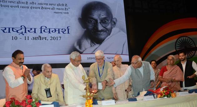 Ex-Governor Gopalkrishna Gandhi, CM Nitish Kumar and others at a convention on Gandhi in Patna on Monday.(AP Dube/HT photo)