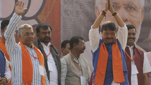 Throwing a direct challenge to the Mamata Banerjee government to act on its threat of taking legal action against people holding processions with arms, the Diamond Harbour unit of BJP on Sunday welcomed its leaders on dais. (HT File Photo) Throwing a direct challenge to the Mamata Banerjee government to act on its threat of taking legal action against people holding processions with arms, the Diamond Harbour unit of BJP on Sunday welcomed its leaders on dais. (HT File Photo)