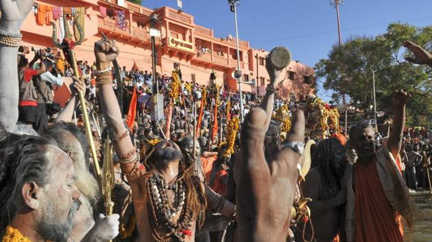 Sadhus get ready for a dip at Ujjain during Simhastha Kumbh(Shankar Mourya / HT Photo)