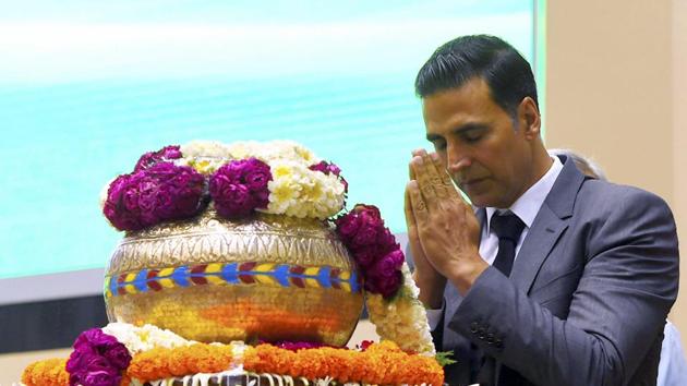 Akshay Kumar paying tribute to sacred soil of Sardar Post during the launch of web portal and mobile application "Bharat Ke Veer" during 'Shaurya Diwas' celebration at Vigyan Bhawan in New Delhi on Sunday.(PTI)