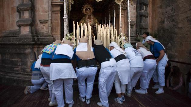 Penitents carry a statue of the "Maria Santisima de la Amargura's Virgin" during the "Gitanos" (The Gypsy) brotherhood procession on April 9, 2017 in Ronda, during the Holy Week. Christian believers around the world mark the Holy Week of Easter in celebration of the crucifixion and resurrection of Jesus Christ. / AFP PHOTO / JORGE GUERRERO (Jorege Gurrero/AFP)
