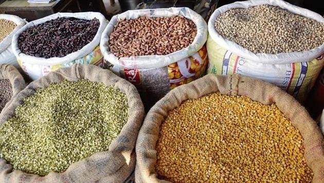 The Maha government cabinet had approved the draft bill in April 2016, claiming that it would be an effective step to control spiralling prices of pulses, especially tur dal (pigeon pea) which saw a rise of up to Rs200 per kg.(HT file)
