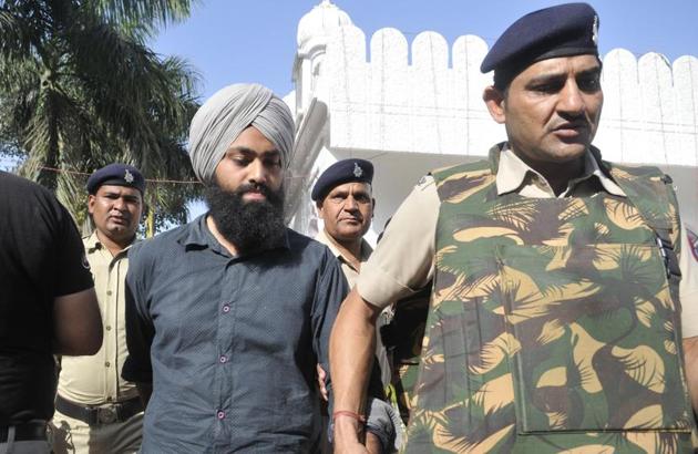 Student leaders being arrested from outside the PU gurdwara. Some students had taken shelter at the gurudwara after police action. The police surrounded it, but AS Ahluwalia, the professor who heads the management of the gurudwara, did not allow cops to enter the sanctum sanctorum to arrest students. (Karun Sharma/HT)