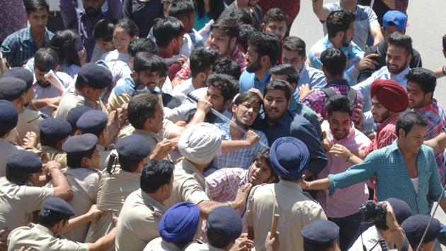 ABVP members in scuffle with police opposite the VC office at PU in Chandigarh on Monday.(Anil Dayal/HT Photo) ABVP members in scuffle with police opposite the VC office at PU in Chandigarh on Monday.(Anil Dayal/HT Photo)
