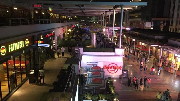The decision comes after a committee formed to measure the distance of pubs and bars from highways gave a clean chit to 33 pubs and restaurants at Gurgaon’s CyberHub on Thursday afternoon.(Parveen Kumar/HT Photo) The decision comes after a committee formed to measure the distance of pubs and bars from highways gave a clean chit to 33 pubs and restaurants at Gurgaon’s CyberHub on Thursday afternoon.(Parveen Kumar/HT Photo)