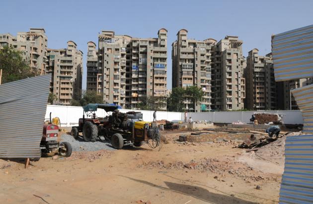The ongoing construction work for the CNG filling station at Sector 49 near Sispal Vihar. (Parveen Kumar/HT) The ongoing construction work for the CNG filling station at Sector 49 near Sispal Vihar. (Parveen Kumar/HT)