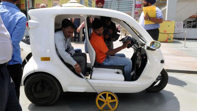 City authorities started measuring the distance of Gurgaon’s upscale DLF CyberHub from highways from Tuesday morning. (Parveen Kumar/Hindustan Times) City authorities started measuring the distance of Gurgaon’s upscale DLF CyberHub from highways from Tuesday morning. (Parveen Kumar/Hindustan Times)