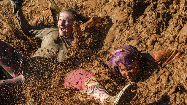 Competitors were disguised to face, as they chose, a course of 5 or 9 kilometers, each dotted with obstacles more crazy than the others. (Fabrice Coffrini / AFP)