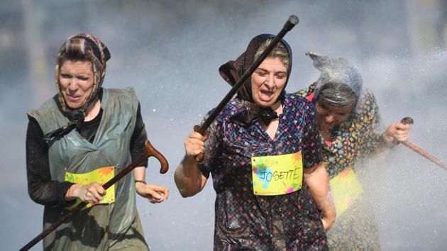 Competitors take part in the obstacle race in Biere. (Fabrice Coffrini / AFP)