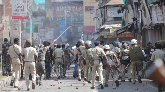 Police lathi charge stone pelters in Mahatma Gandhi Marg in Ranchi on Tuesday. (Parwaz Khan/HT Photo) Police lathi charge stone pelters in Mahatma Gandhi Marg in Ranchi on Tuesday. (Parwaz Khan/HT Photo)