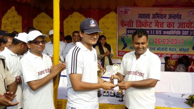 A cricket match was recently organised at Manihari in Katihar (Bihar) to promote Swachh Bharat campaign. (HT photo) A cricket match was recently organised at Manihari in Katihar (Bihar) to promote Swachh Bharat campaign. (HT photo)