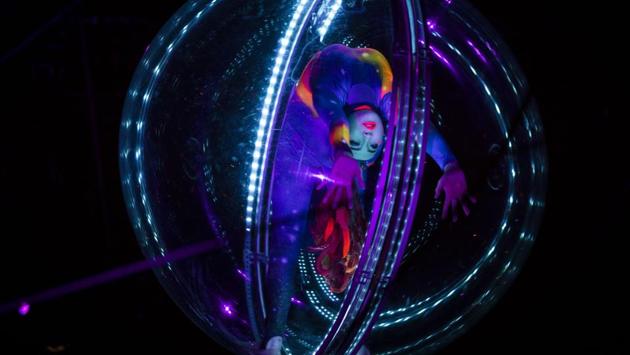 Acrobats perform as part of the Ringling Bros. Barnum & Bailey circus . (Doug Mills / NYT) Acrobats perform as part of the Ringling Bros. Barnum & Bailey circus . (Doug Mills / NYT)