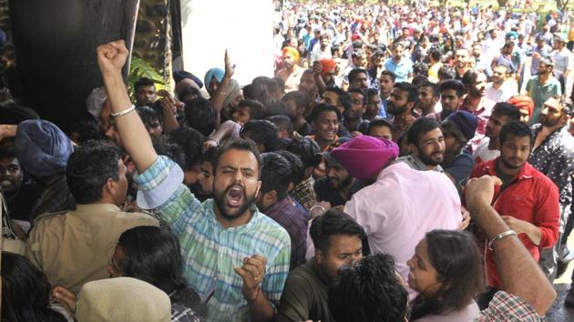 It was a day marred by violence as police and protesting students sustained injuries.(Karun Sharma/HT)