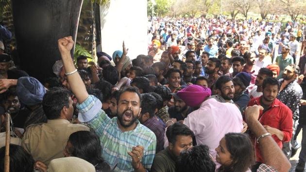 Students protesting against fee hike at Panjab University in Chandigarh on Tuesday.(Karun Sharma / HT photo) Students protesting against fee hike at Panjab University in Chandigarh on Tuesday.(Karun Sharma / HT photo)