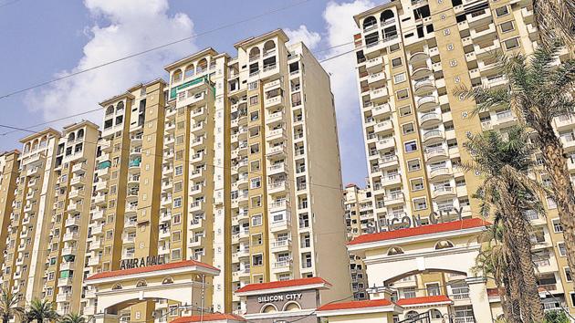 In a meeting with the realtor and the Noida authority officials at Indira Gandhi Kala Kendra in Sector 6, homebuyers alleged that the builder diverted funds collected from them to other projects, which has delayed Silicon City. (Hindustan Times) In a meeting with the realtor and the Noida authority officials at Indira Gandhi Kala Kendra in Sector 6, homebuyers alleged that the builder diverted funds collected from them to other projects, which has delayed Silicon City. (Hindustan Times)