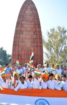 Students pay tributes to martyrs of the April 13, 1919, massacre at Jallianwala Bagh in Amritsar on Wednesday. (HT Photo)