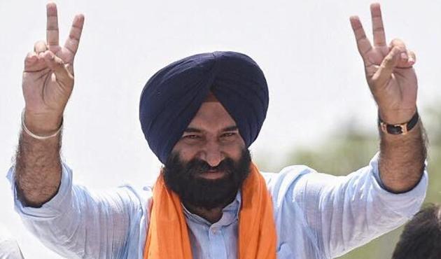 Manjinder Singh Sirsa after winning the bypoll in Rajouri Garden in west Delhi. AAP’s Pramila Tokas topped the list of wealthiest MLAs until now with declared assets of Rs 87 crore.(Ravi Choudhary/HT Photo)