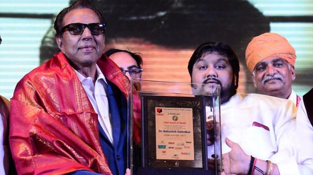 Dharmendra being honoured at the Dr Babasaheb Ambedkar Nobel Award in Mumbai(Viral Bhayani)