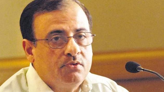 Civic chief Ajoy Mehta has written to railway authorities to deploy Railway Protection Force (RPF) personnel to prevent open defecation on the railway premises.(File photo)