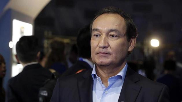 United Airlines CEO Oscar Munoz apologised for brutally dragging David Dao off the plane and the airlines said it would compensate all passengers on Dao’s flight. (AP File Photo) United Airlines CEO Oscar Munoz apologised for brutally dragging David Dao off the plane and the airlines said it would compensate all passengers on Dao’s flight. (AP File Photo)