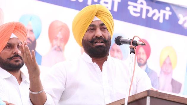 Aam Aadmi Party leader Sukhpal Singh Khaira addressing the gathering at the party’s Baisakhi rally at Talwandi Sabo in bathinda on Thursday.(Sanjeev Kumar/HT)