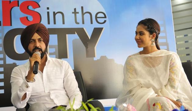 Gippy Grewal and Sonam Bajwa at the HT office in SAS Nagar on Thursday, the eve of their latest release ‘Manjey Bistrey’. (Keshav Singh/HT)