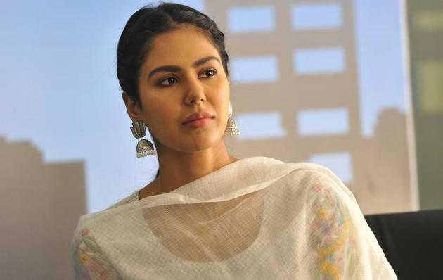 Sonam Bajwa at the HT office in SAS Nagar on Thursday, the eve of her latest release ‘Manjey Bistrey’. (Keshav Singh/HT)