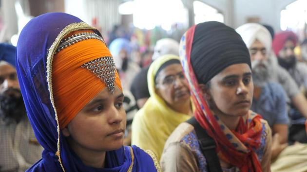 Devotees offering prayers to mark Baisakhi festival at Dukhniwaran Sahib gurdwara in Ludhiana. (Gurminder Singh/HT Photo)