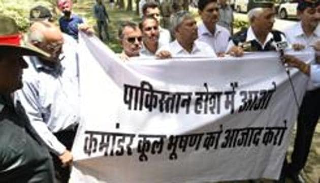Ex-serviceman protesting outside the Pakistan High Commission in New Delhi demanding the release of former Indian naval commander Kulbhushan Jadhav who has been awarded death sentence by a Pakistan court for espionage. (Vipin Kumar/HT PHOTO) Ex-serviceman protesting outside the Pakistan High Commission in New Delhi demanding the release of former Indian naval commander Kulbhushan Jadhav who has been awarded death sentence by a Pakistan court for espionage. (Vipin Kumar/HT PHOTO)