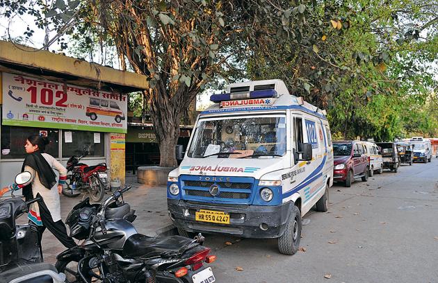 The ambulance belonging to the Gurgaon civil hospital that ran out of fuel. (Parveen Kumar/HT) The ambulance belonging to the Gurgaon civil hospital that ran out of fuel. (Parveen Kumar/HT)