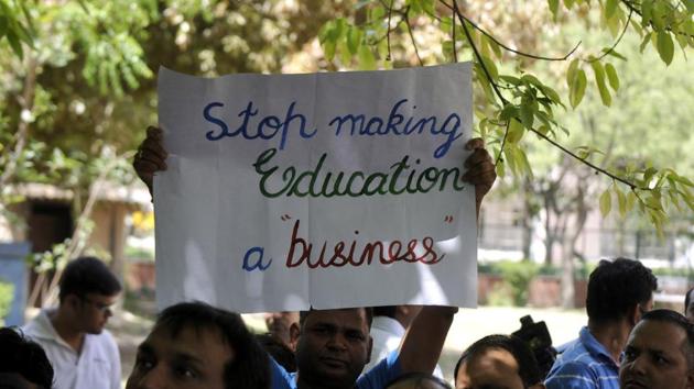Parents protesting against fee hike in private schools in Noida.(HT Photo) Parents protesting against fee hike in private schools in Noida.(HT Photo)