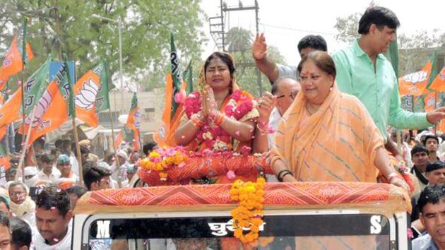 CM Vasundhara Raje along with BJP candidate Shobha Rani Kushwaha campaigning in Dholpur on Friday.(HT Photo)