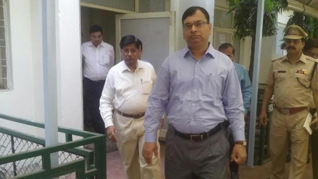 Assuming office on Thursday, Noida and Greater Noida authority’s new chief executive officer, Amit Mohan Prasad (centre), directed the staff to stop corrupt practices and ensure the public is not harassed. (HT Photo) Assuming office on Thursday, Noida and Greater Noida authority’s new chief executive officer, Amit Mohan Prasad (centre), directed the staff to stop corrupt practices and ensure the public is not harassed. (HT Photo)