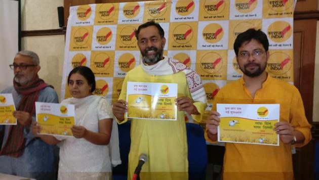 Swaraj India leader Yogendra Yadav (second from left) released the party manifesto for the MCD polls on Friday.(Handout)