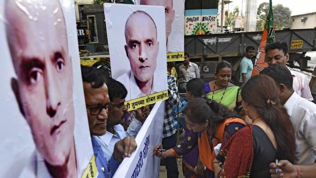 A signature campaign to support Kulbhushan Jadhav in Mumbai, India.(Vijayanand Gupta/HT Photo)