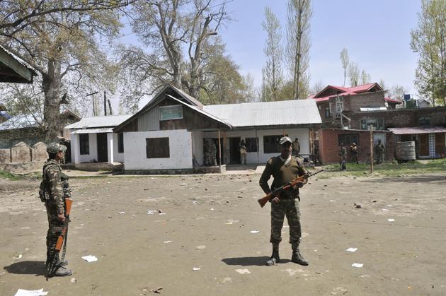 Paramilitary soldiers outside a polling station in Srinagar Lok Sabha constituency where a bypoll on April 9 witnessed unprecedented violence. (HT Photo) Paramilitary soldiers outside a polling station in Srinagar Lok Sabha constituency where a bypoll on April 9 witnessed unprecedented violence. (HT Photo)
