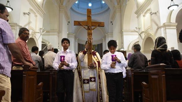 Christian devotees carry a huge cross on the occasion of ‘Good Friday’ at Sacred Heart Cathedral in New Delhi. (Saumya Khandelwal/HT PHOTO)