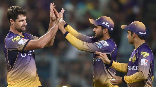 Colin de Grandhomme(L) celebrates with his teammates after dismissing Kings XI Punjab batsman Hasim Amla. (PTI)